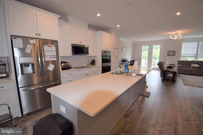 Building Photo - 8745 Elsing Green Dr