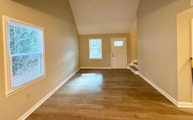 Building Photo - 3 Bedroom 2 Bath Newly Renovated East Side House