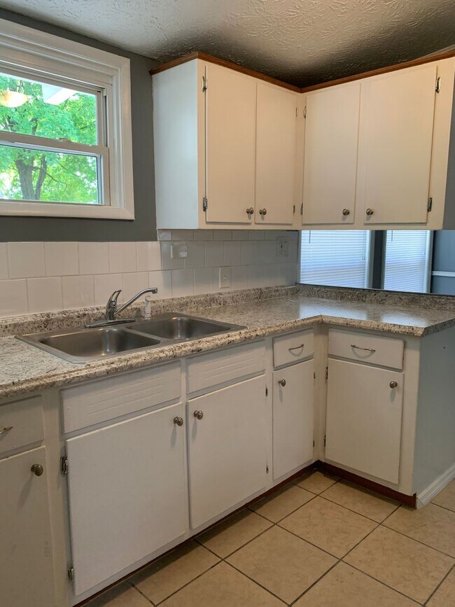 Foto del edificio - 3 Bedroom Ranch Style Home with Carport