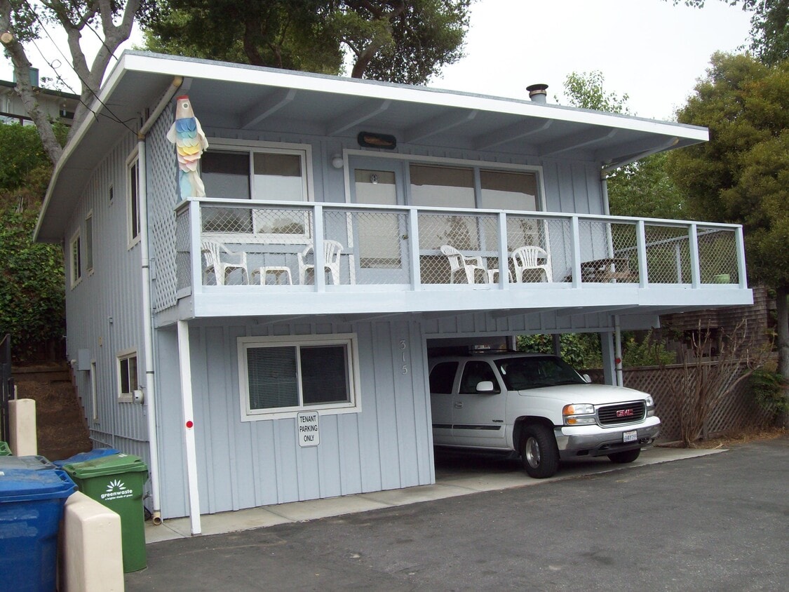Building Photo - 315 Treasure Island Dr