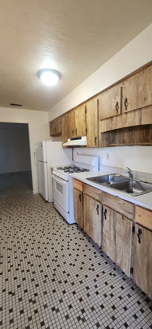 Building Photo - 2-bedroom, 1 bathroom duplex is move-in ready