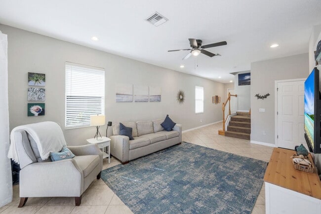 Building Photo - "Spacious 3-Bedroom Condo Retreat in Ester...
