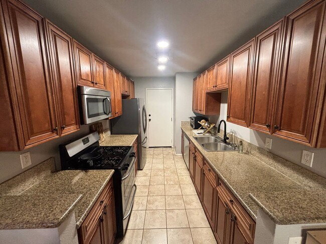Foto del edificio - COMING SOON! 3 Bedroom Townhome for Rent i...