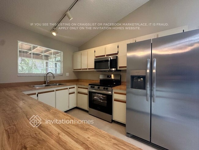 Building Photo - 10025 SW 139th Pl