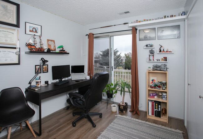 Foto del edificio - 3 bed 2 bed - in unit laundry - condo!