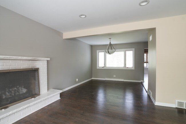 Building Photo - 817 Castlewood Ln