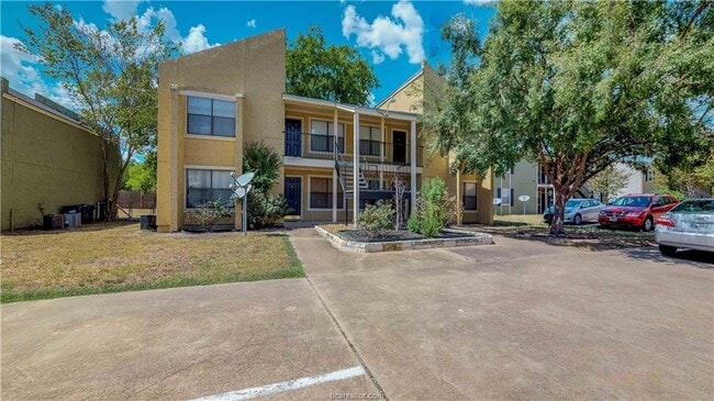 Building Photo - 313 Manuel Dr