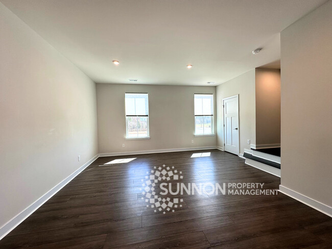 Building Photo - Spacious 3-Bedroom Townhome in a Prime Loc...