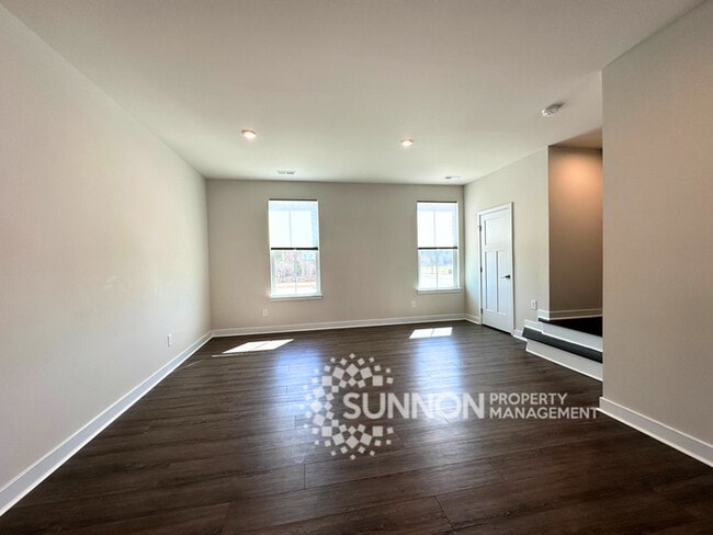 Building Photo - Spacious 3-Bedroom Townhome in a Prime Location