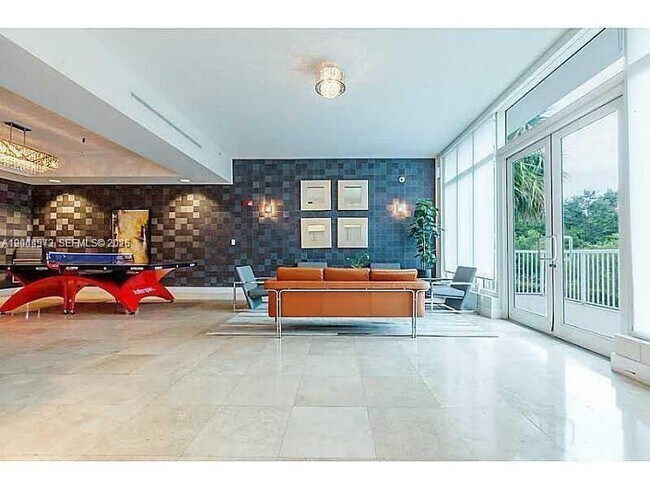 Foto del edificio - 15051 Royal Oaks Ln