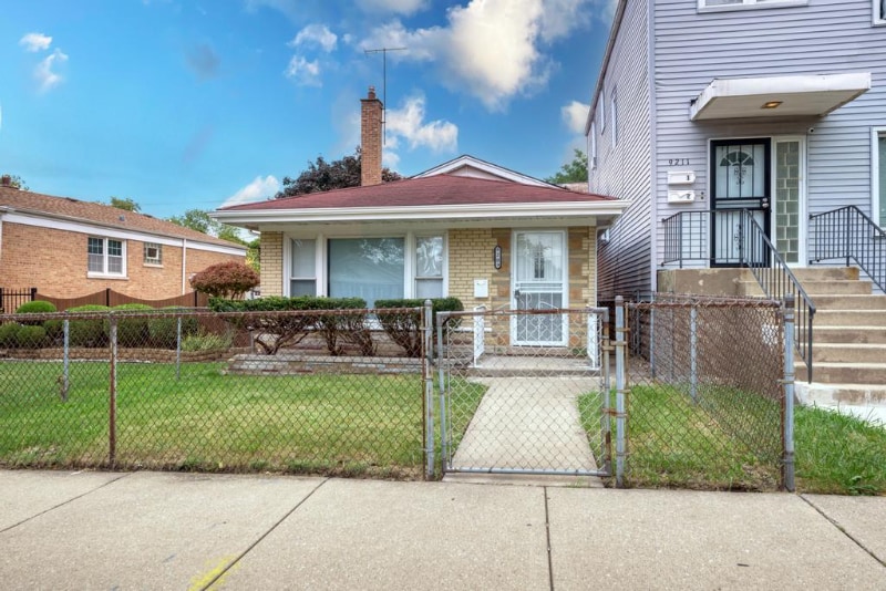 Primary Photo - 9209 S Clyde Ave