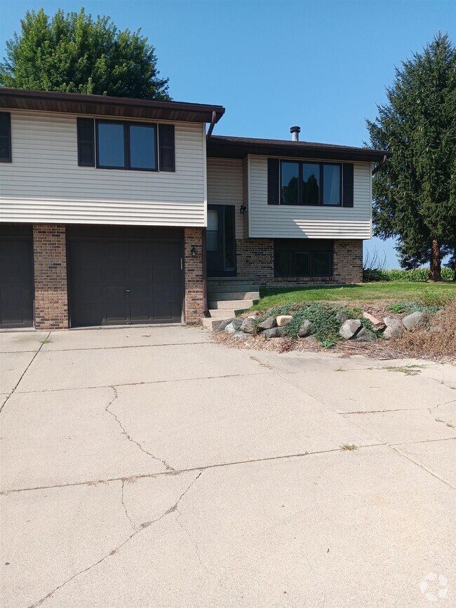 Building Photo - 2651 Stanbrook St