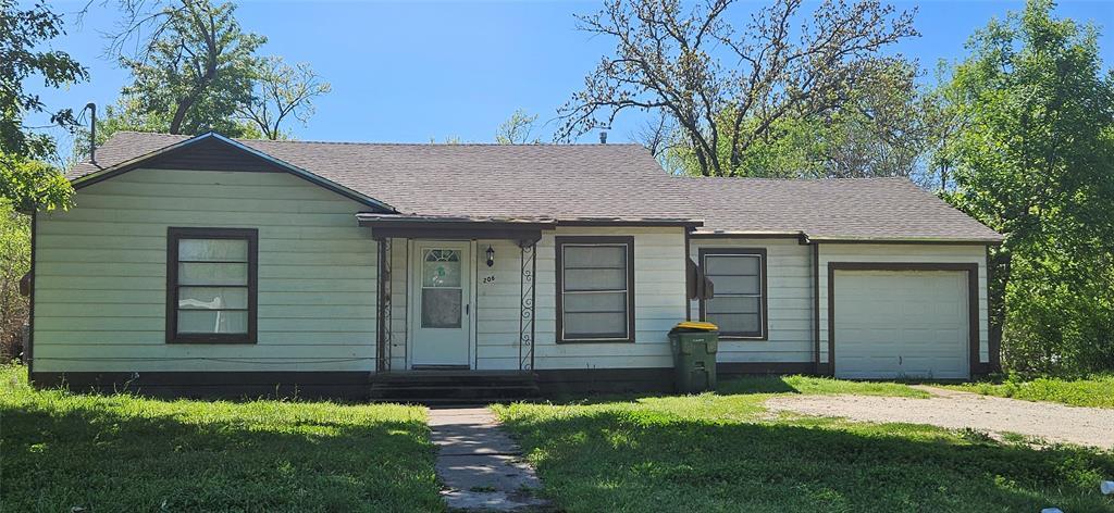 Primary Photo - 206 Mistletoe St