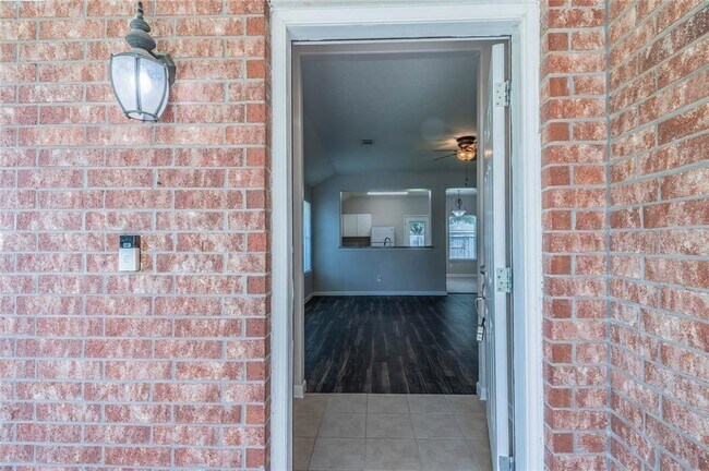 Building Photo - 6815 Ridgewood Ln