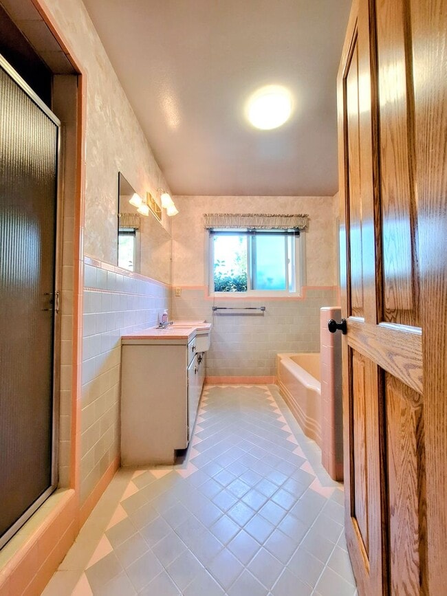 Building Photo - Beautiful 3bd Single Story House on One of...