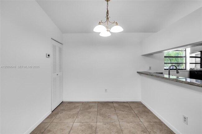 Foto del edificio - 18206 Mediterranean Blvd