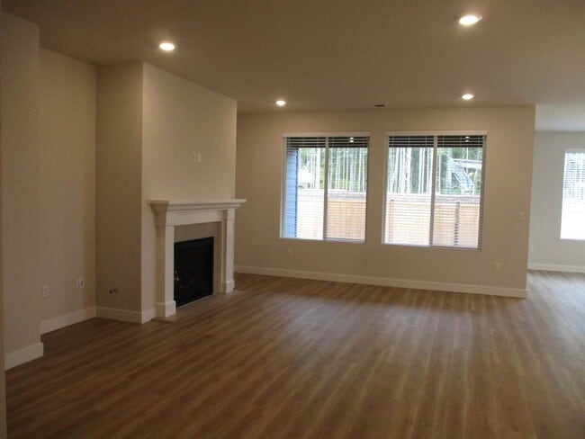 Building Photo - Lovely 3 bedroom 2.5 bathroom Rambler in M...