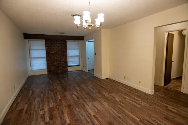 Building Photo - Cozy 1-Bedroom Multiplex Apartment in Coffeyville, KS with Modern Amenities!