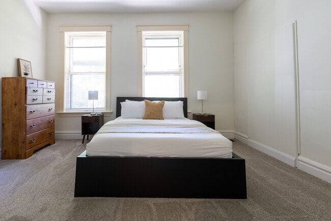 Building Photo - 4374 W Pine Blvd