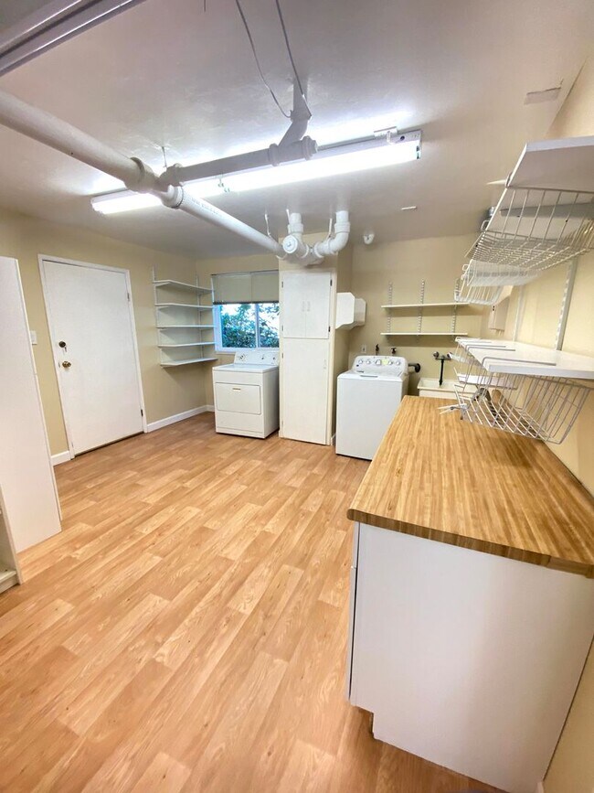 Building Photo - Charming 3-4 Bed/3 Bath Home in Belmont wi...