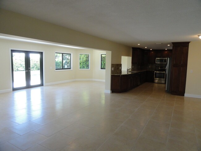 Building Photo - 435 Pine Villa Dr