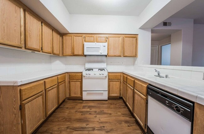 Building Photo - Open 2 Bedroom Condo For Lease!