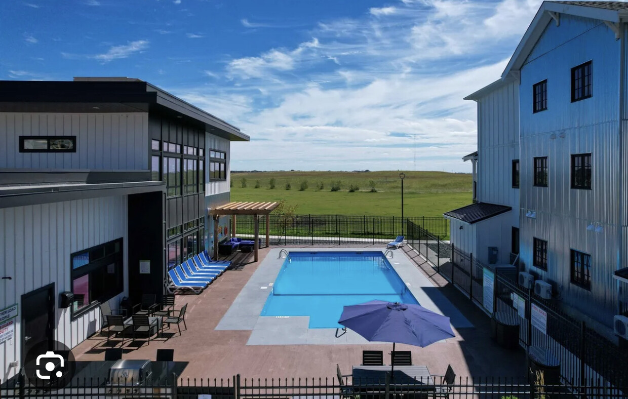 Outdoor pool, clubhouse & fitness center - 150 Appleford Gate