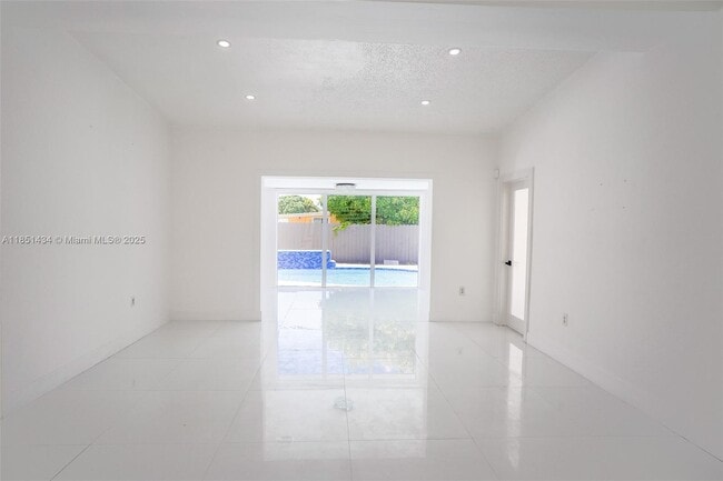 Foto del edificio - 840 NW 170th Terrace