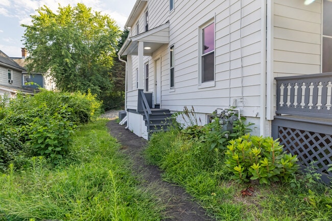 Building Photo - 10 Perry Hill Rd