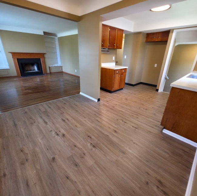 Building Photo - Single Family Home 3 beds 1 bath Available...