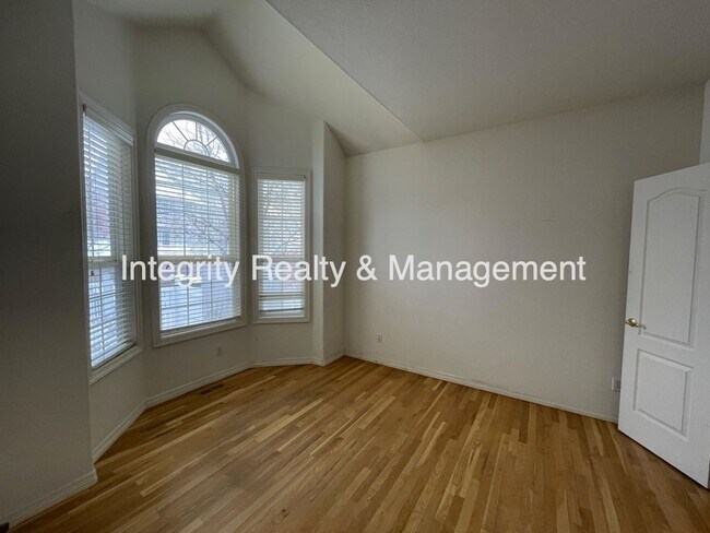 Foto del edificio - 4 Bed/3.5 Bath Single Family Home, 3187 sq...
