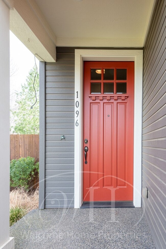 Building Photo - Impeccable 2 Bed 2.5 Bath Home With Charmi...