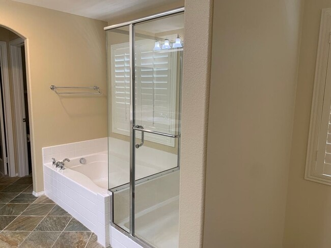 Building Photo - 28846 S Lake Dr