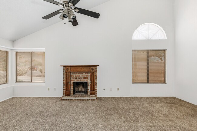 Building Photo - 10487 N Fairway Vista Ln