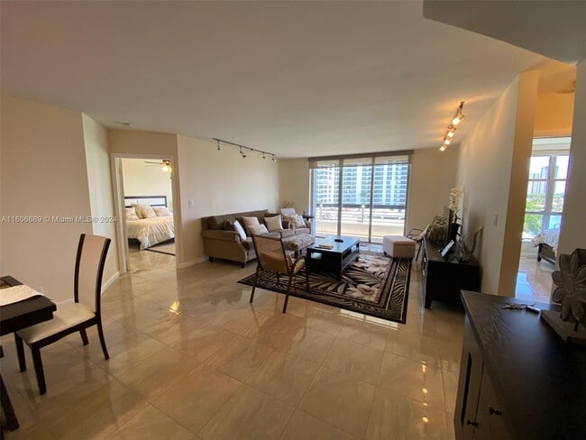 Building Photo - 3600 Mystic Pointe Dr