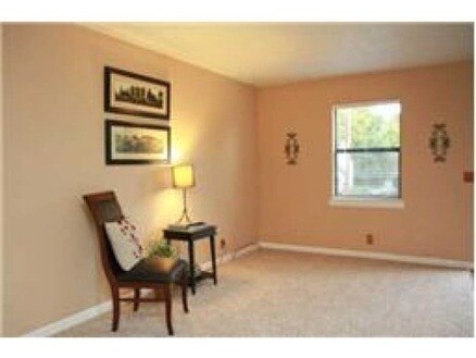 Building Photo - Sylvan Park!!