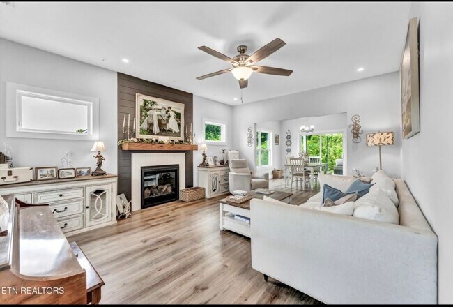 Foto del edificio - Knoxville 37922 - 3 bedroom 2.5 bath - call Tara Hayes 865-327-0348