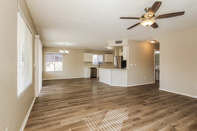 Foto del edificio - 14837 W Columbine Dr