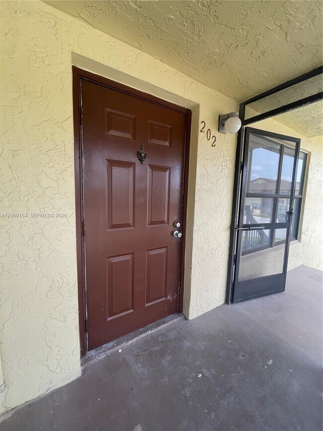 Foto del edificio - 10016 Winding Lake Rd