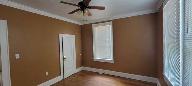 Building Photo - 1622 Christine Drive . Central air and hea...