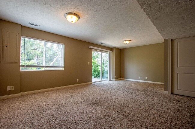 Building Photo - MOVE IN SPECIAL! 1/2 OFF FIRST FULL MONTH ...