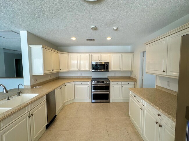 Building Photo - 3351 SE River Vista Dr