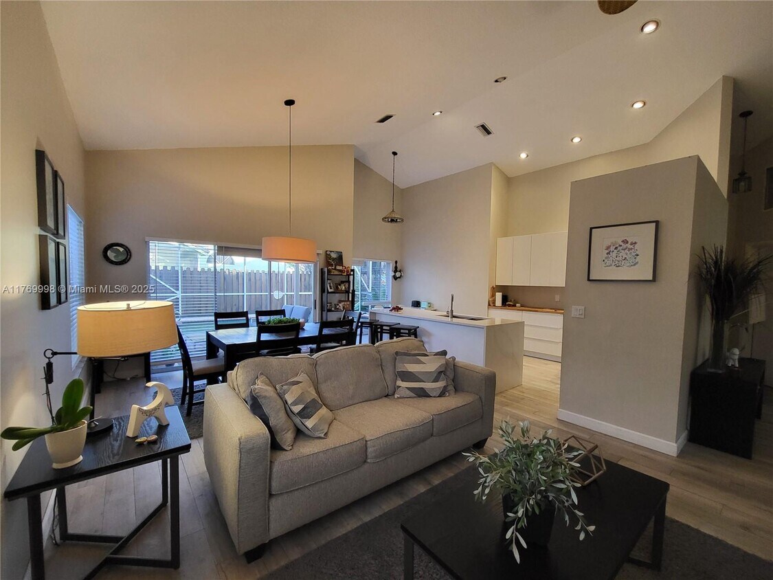 Foto principal - 7450 Trescott Dr