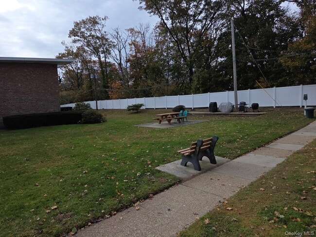 Building Photo - 267 N Newbridge Rd