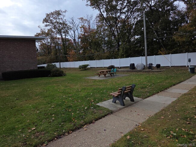 Foto del edificio - 267 N Newbridge Rd