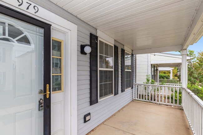 Building Photo - 979 Symphony Dr