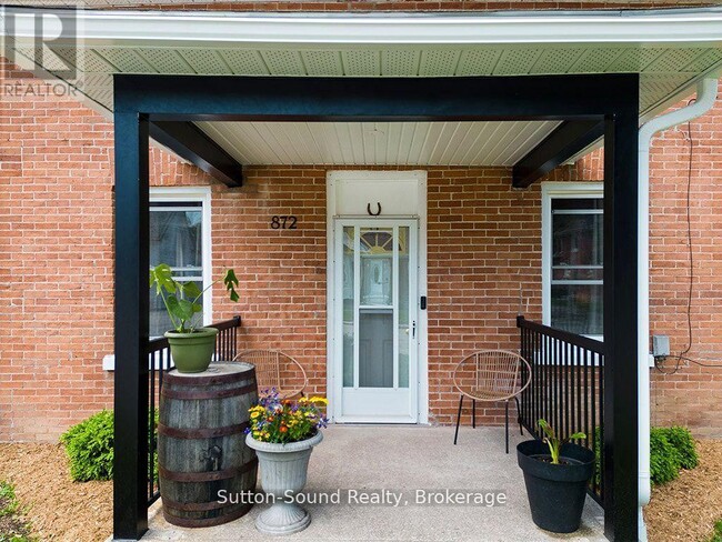 Photo du bâtiment - 872 5th Ave W