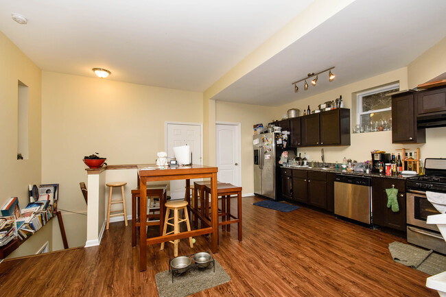 Dining Area / Kitchen - 822 N Hermitage Ave