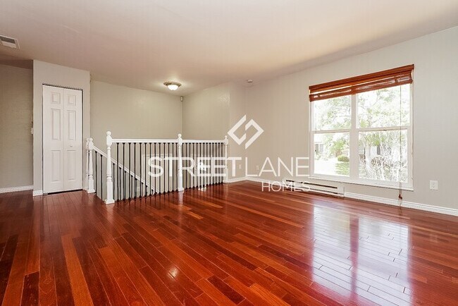 Foto del edificio - REDUCED! - NOW OFFERING FIRST FULL MONTH F...