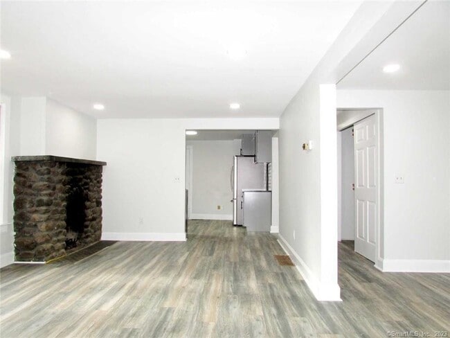 Foto del edificio - 93 New Harwinton Rd